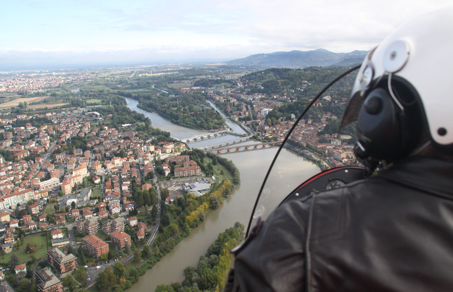 Ricognizione aerea SAT sul territorio, vista dall’abitacolo di un velivolo